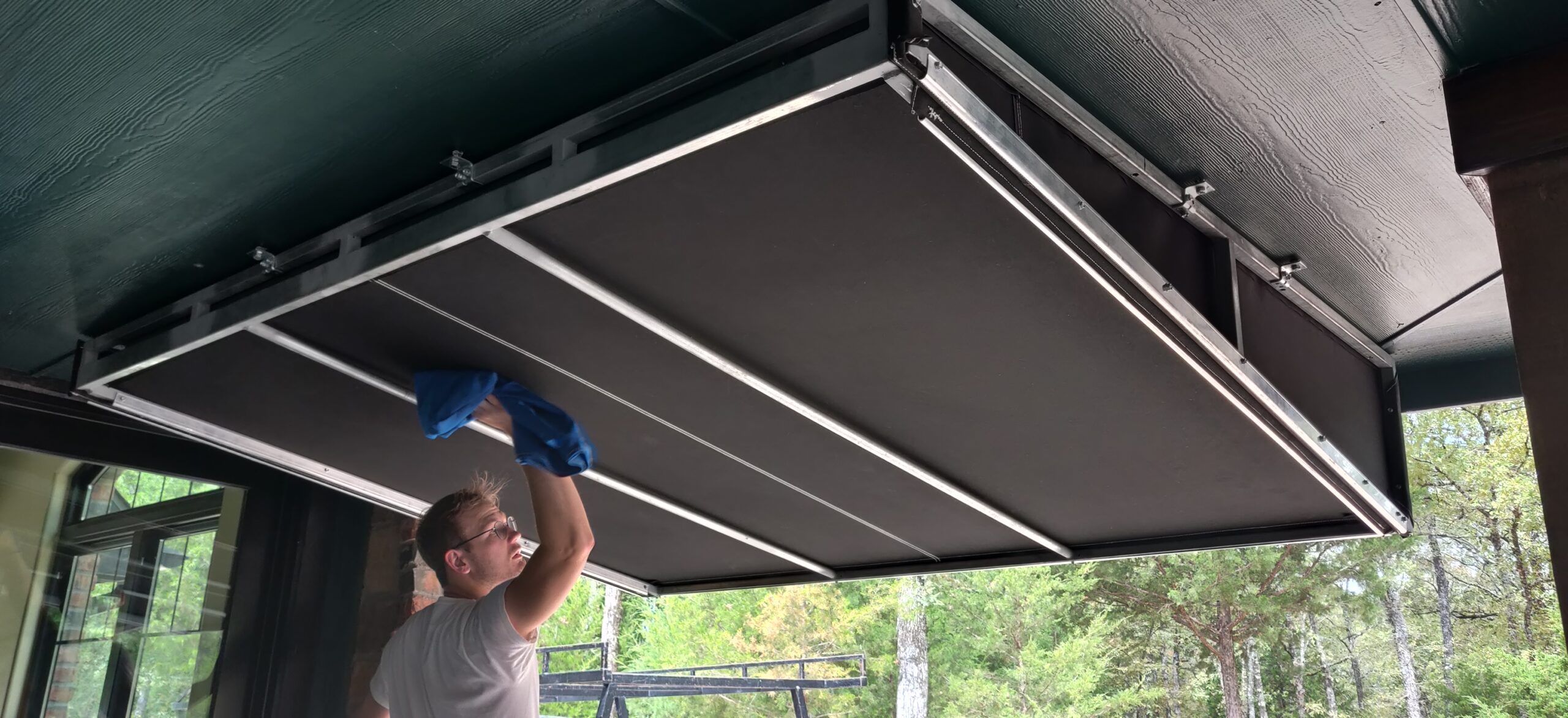 Residential retractable awning